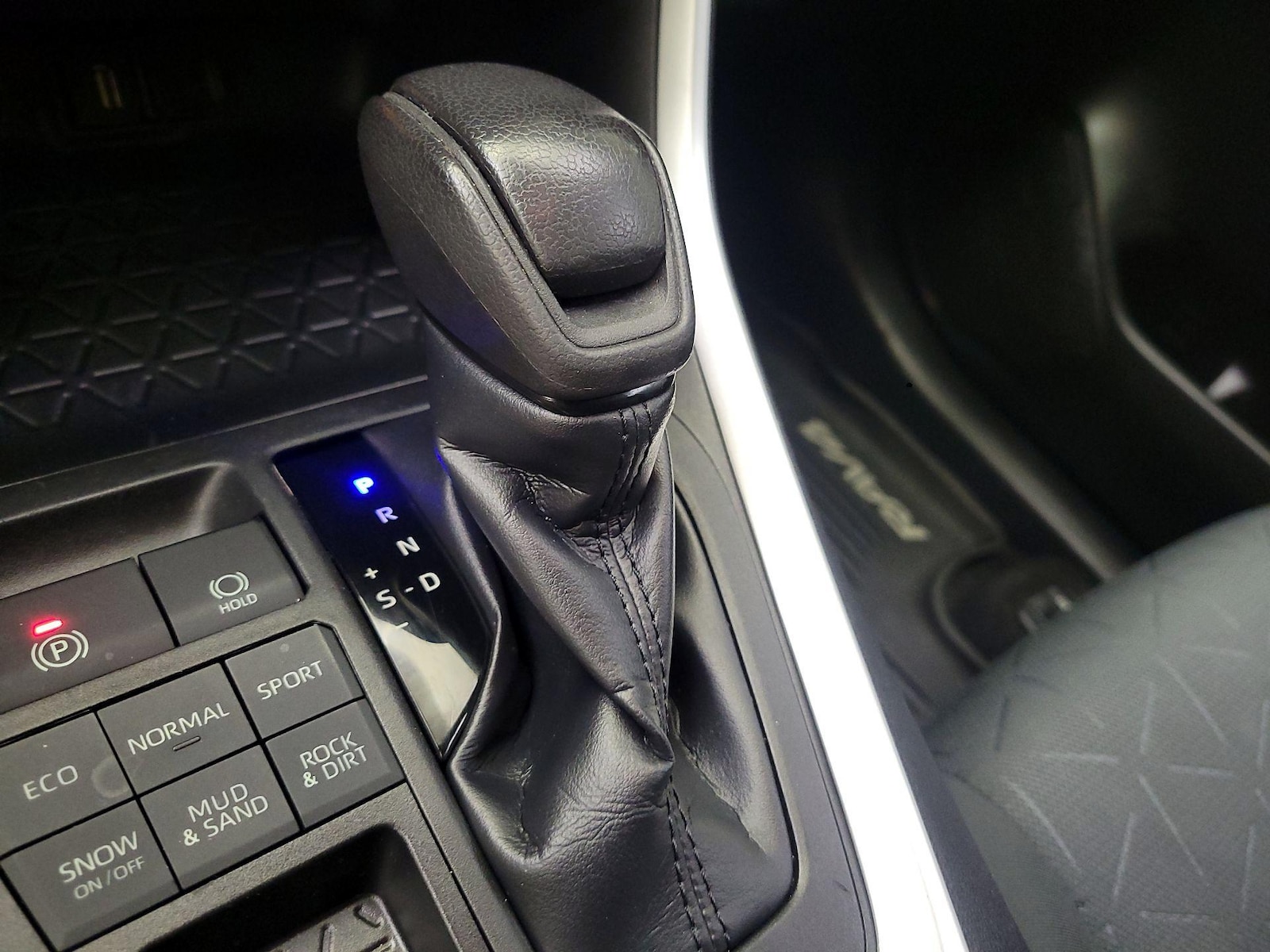 2020 Toyota RAV4 XLE - Photo 17