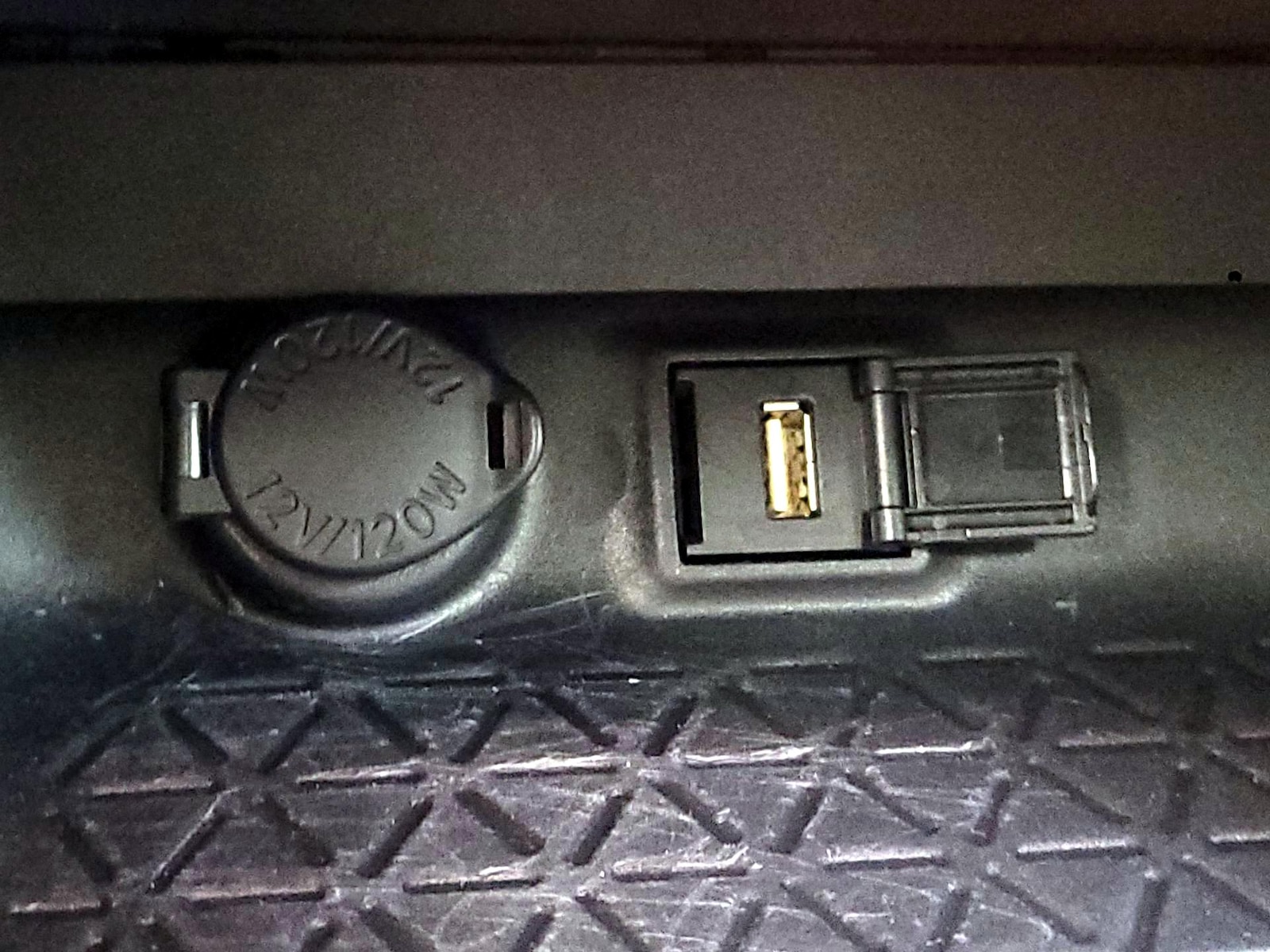 2020 Toyota RAV4 XLE - Photo 18