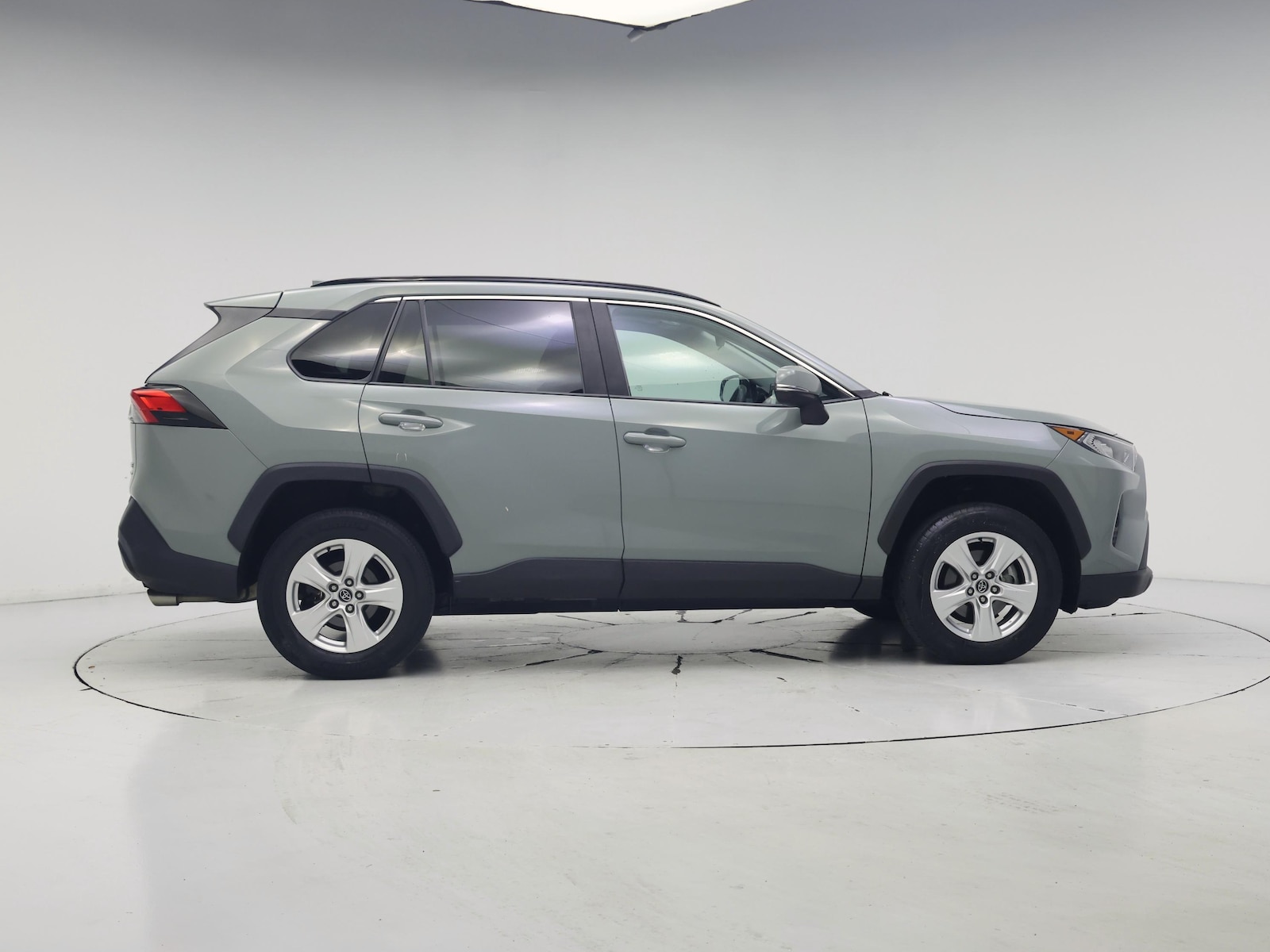 2020 Toyota RAV4 XLE - Photo 8