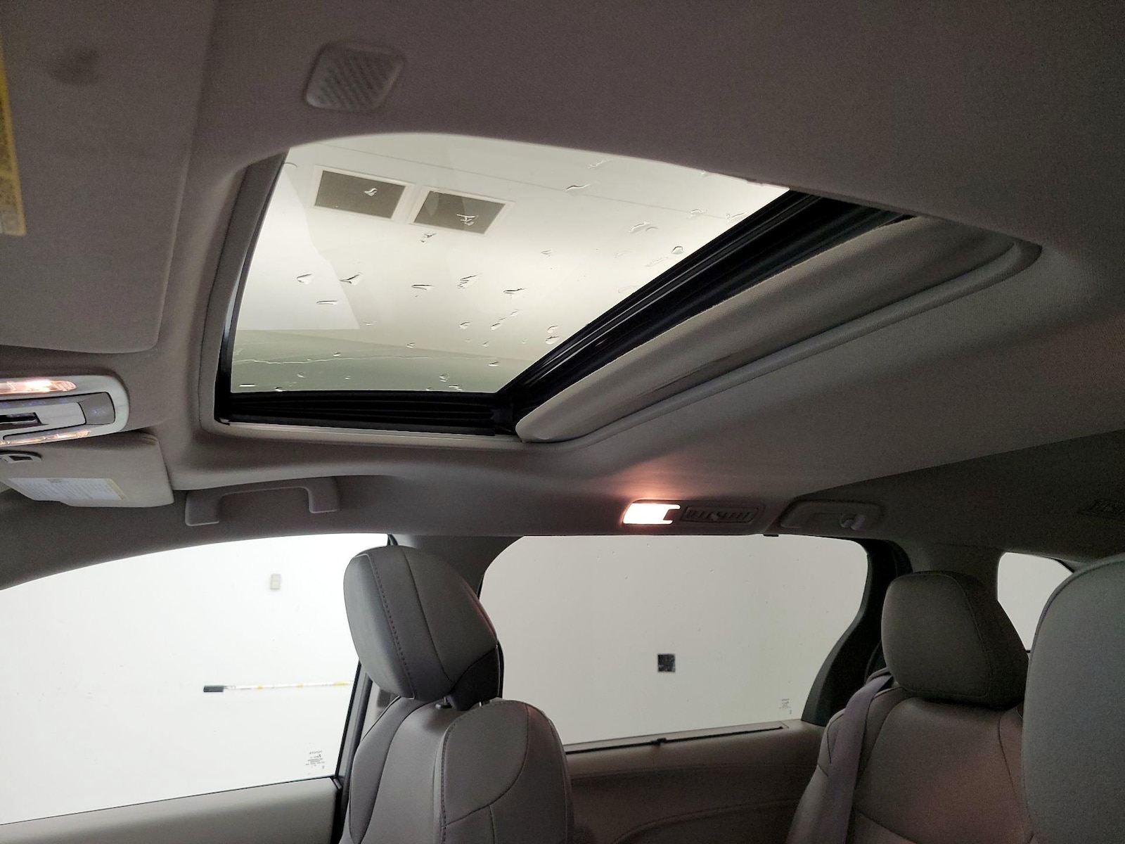 Sunroof(s) & Overhead Airbags
