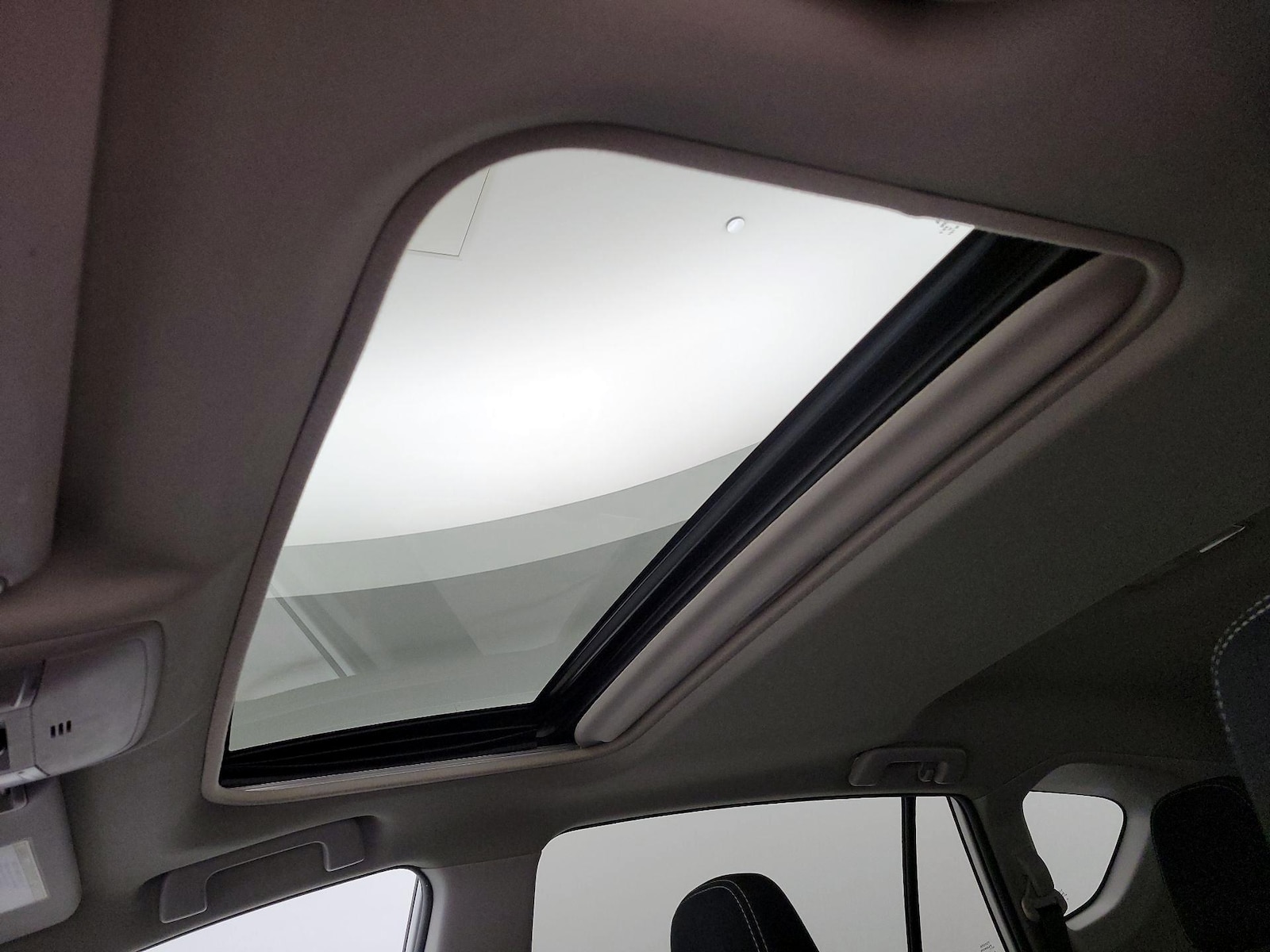 Sunroof(s) & Overhead Airbags