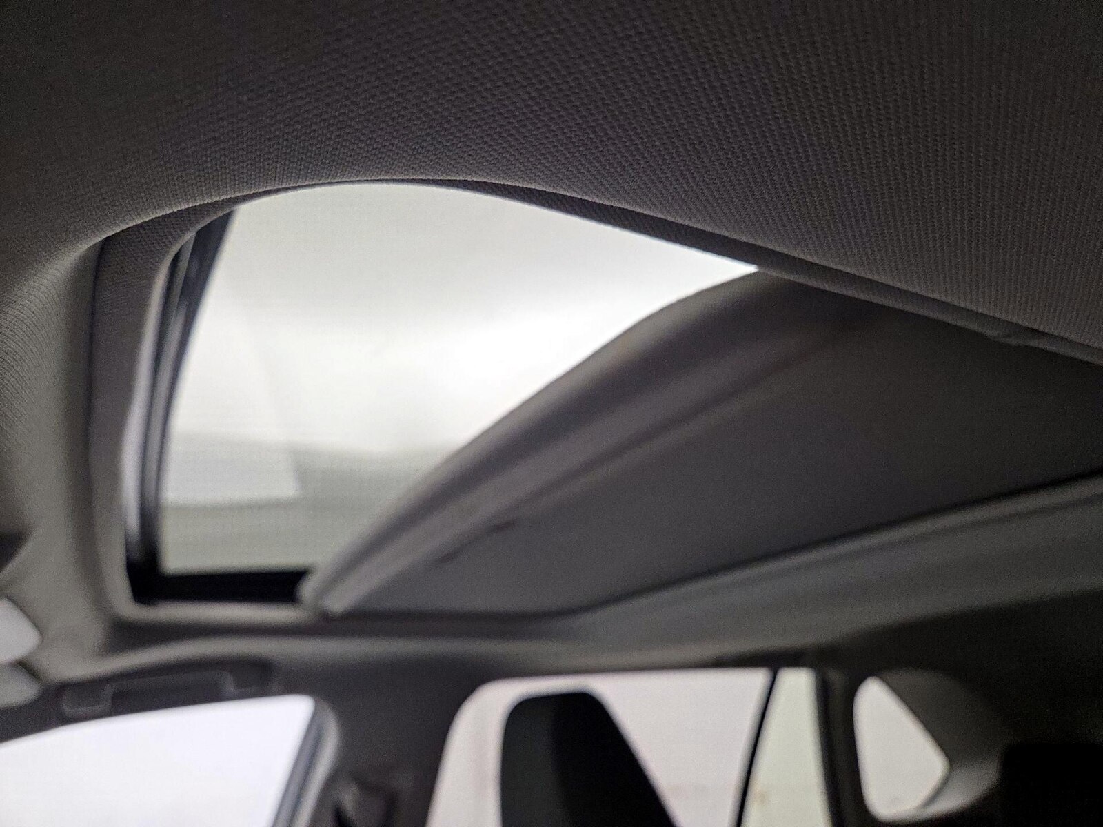Sunroof(s) & Overhead Airbags
