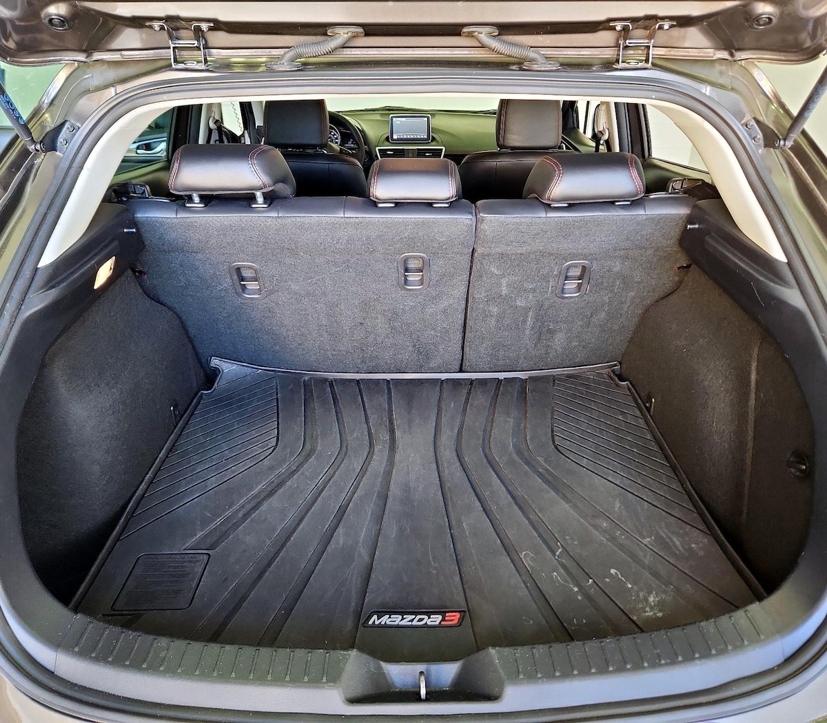 Trunk/Cargo (Seats Up)