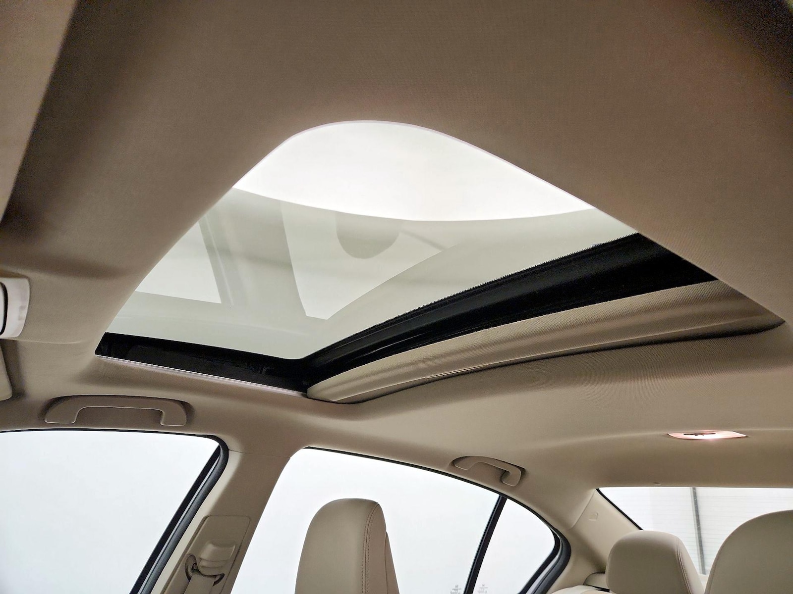 Sunroof(s) & Overhead Airbags