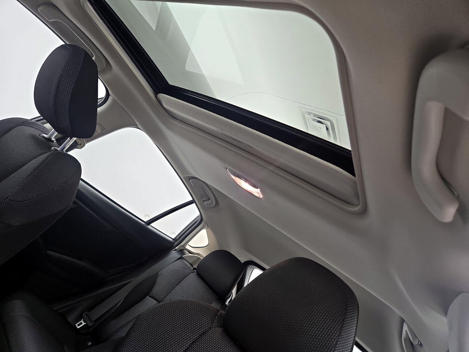 Sunroof(s) & Overhead Airbags