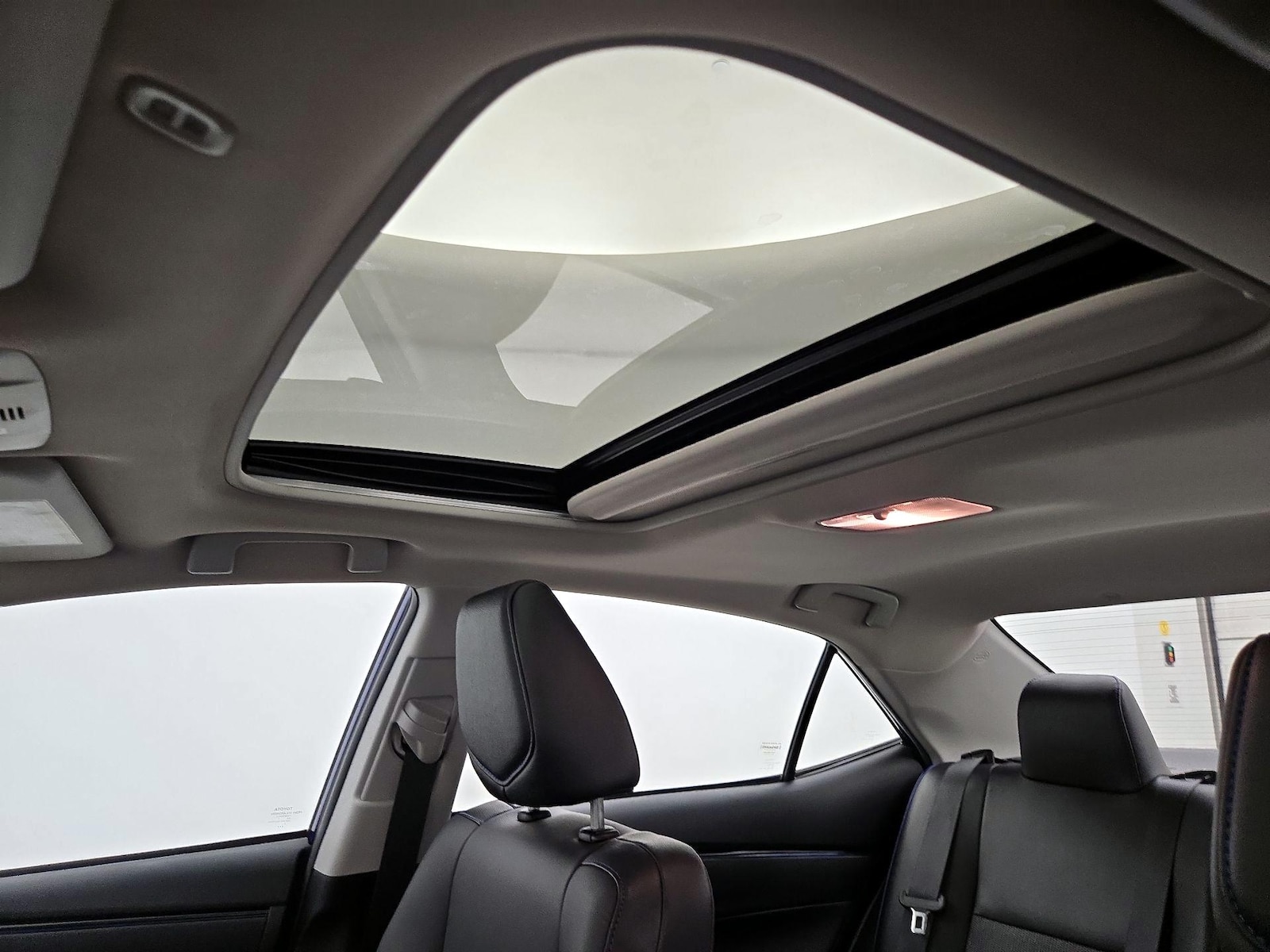 Sunroof(s) & Overhead Airbags