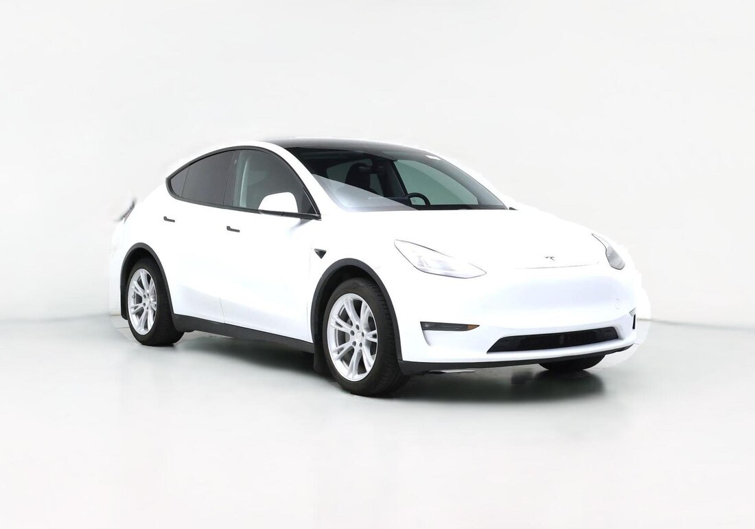 2021 Tesla Model Y Standard Range in White — CarMax photo