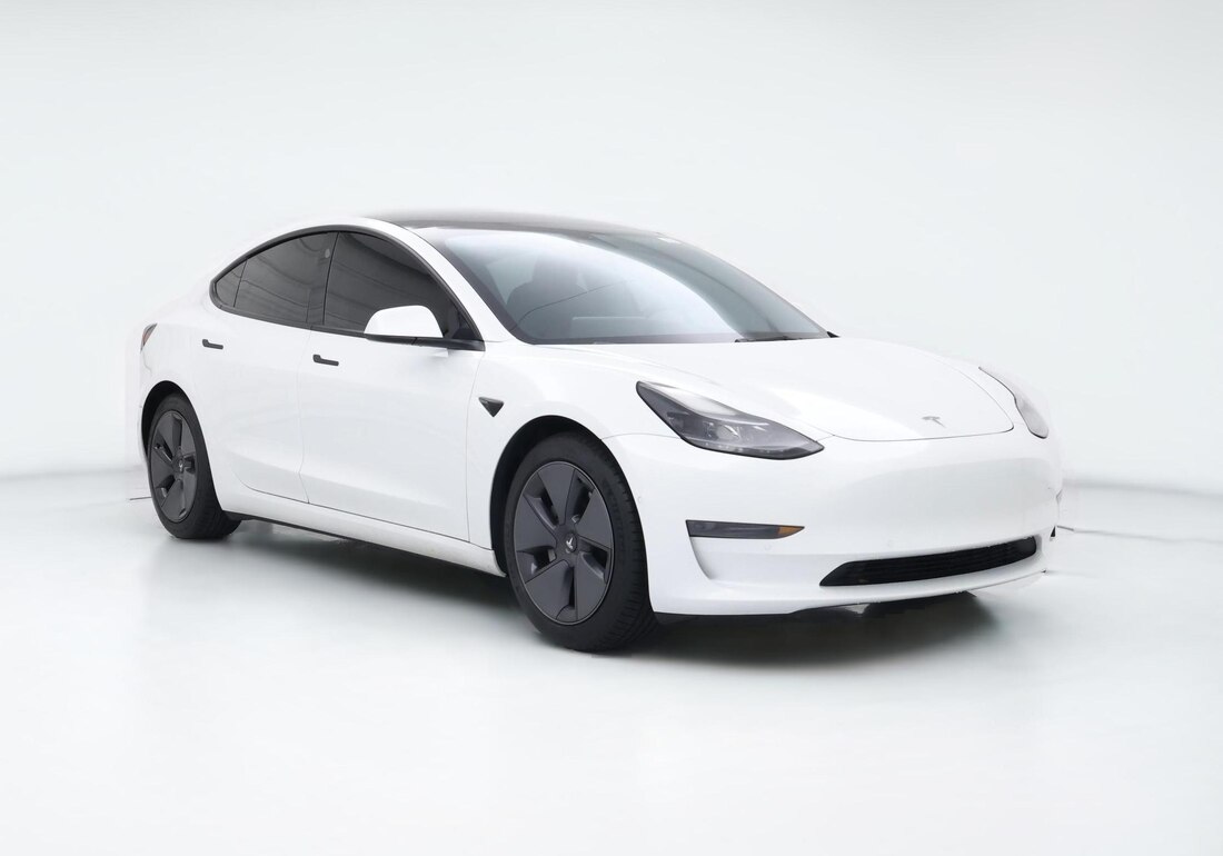 2021 Tesla Model 3 Standard Range Plus in White — CarMax photo