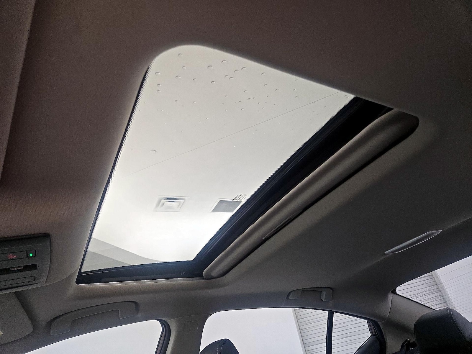 Sunroof(s) & Overhead Airbags