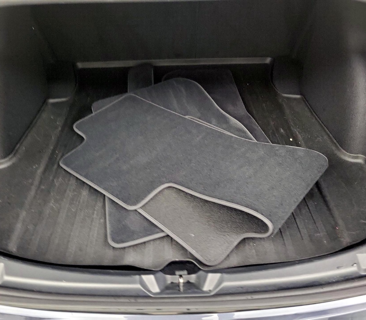 Trunk/Cargo (Seats Up)
